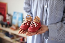 我が子への贈り物から生まれた「ファーストシューズ手縫いキット」が大反響！革小物工房・クアトロガッツが大切にする“自分らしさ”