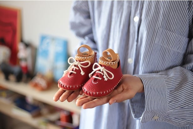 我が子への贈り物から生まれた「ファーストシューズ手縫いキット」が大反響！革小物工房・クアトロガッツが大切にする“自分らしさ”