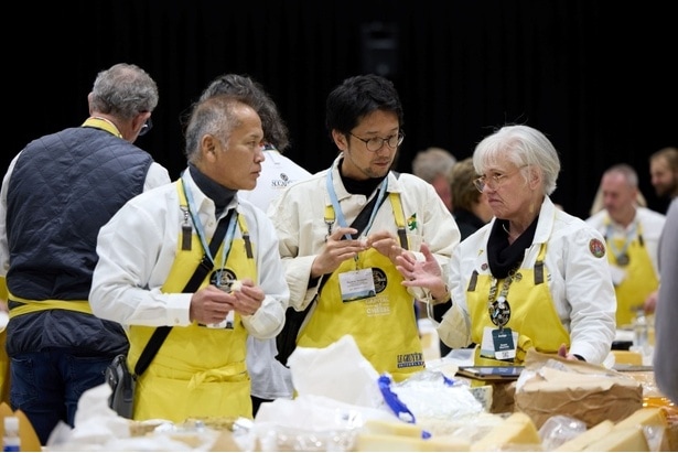 審査をする磯部さん(左)と山本さん(真ん中)