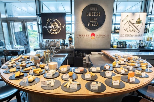 日本から出品された48品のチーズたち。個性あふれる品々がそろっている