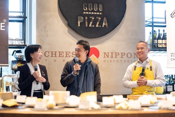 「養沢ヤギチーズ」の生産者の堀周さん(真ん中)。受賞を聞いたのは深夜で、最初は実感が湧かなかったという