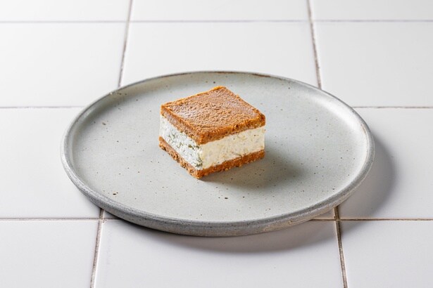 ブルーチーズ そば粉アイスケーキ 880円