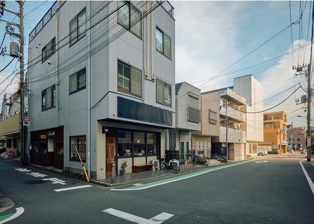 閑静なエリアに店を構える。ゆっくりとコーヒーに向き合える落ち着いた空間が魅力