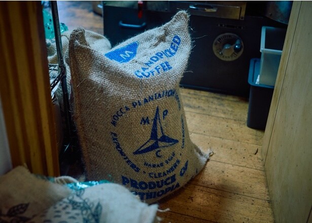 豆はできるだけ現地に出向き、信頼できる生産者、エクスポーターからのみ仕入れる