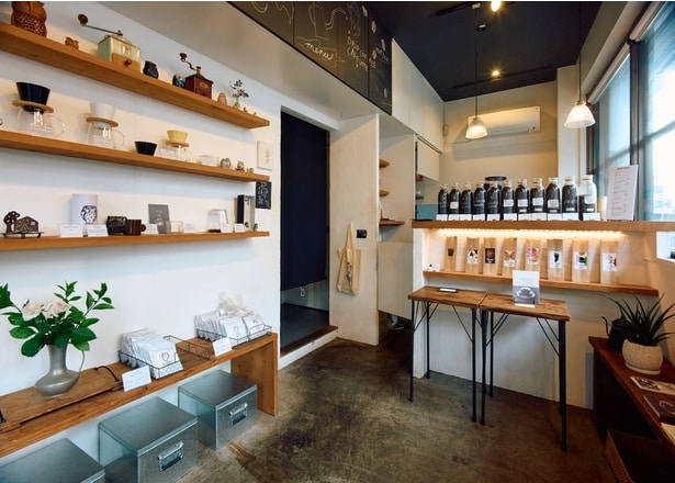 豆やグッズを販売。コーヒーの基礎から教えてくれるので、初心者も気兼ねなく立ち寄れる