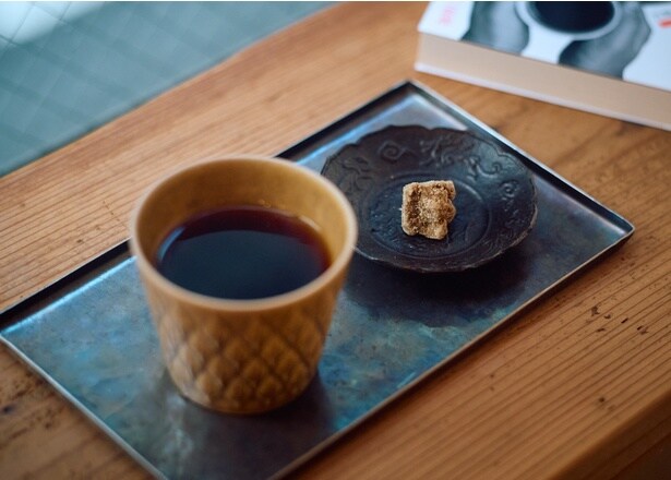 「徳之島コーヒー」(HOT1200円)。すっきりと清涼感のある飲み口が特徴