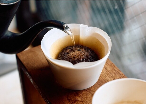 【写真】「TORCH Mountain Dripper」でハンドドリップ。お湯の抜けがよく、豆の風味をストレートに出せる