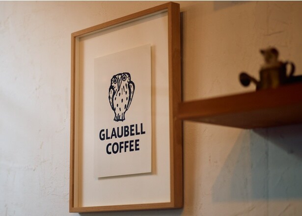 店名は古代ギリシャ語でフクロウを意味する「GLAUX」と楽器の「BELL」を合わせた造語。ロゴにはGLAUXを採用