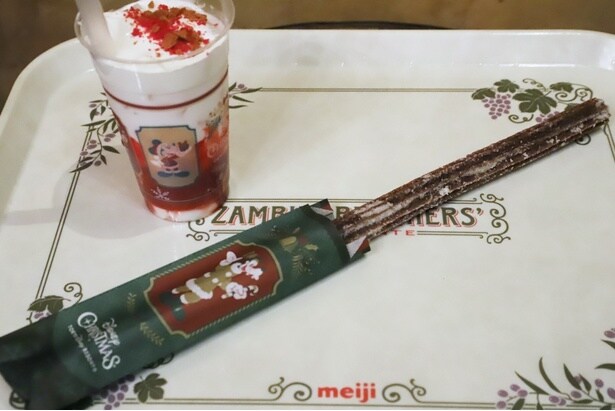 「ディズニー・クリスマス」限定のパッケージで提供される「チョコレートチュロス」(600円)