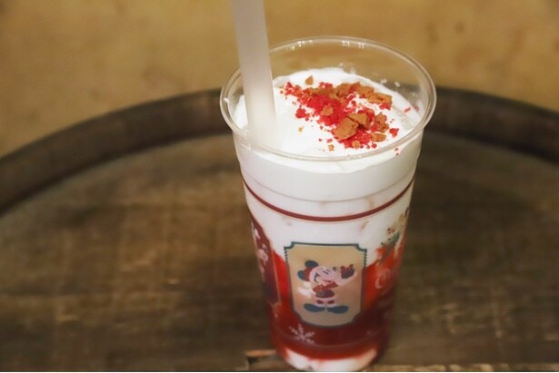 【写真】カップにはサンタクロースに扮したミッキーマウスも！「スペシャルドリンク(苺ミルク)」(700円)