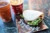 東京ディズニーシーに華やかなクリスマスグルメが勢ぞろい！トリュフ香る“ごちそうサンドウィッチ”も