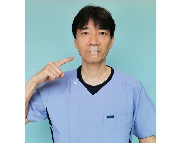 【写真】今井さんによるマウステープの実演