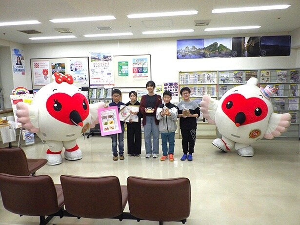 【写真】トッキッキパンを贈呈