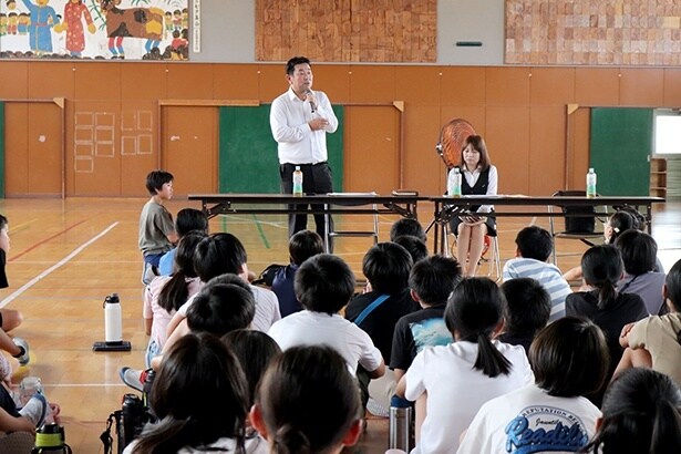 上山小体育館で行われた説明会・プレゼンテーションの様子