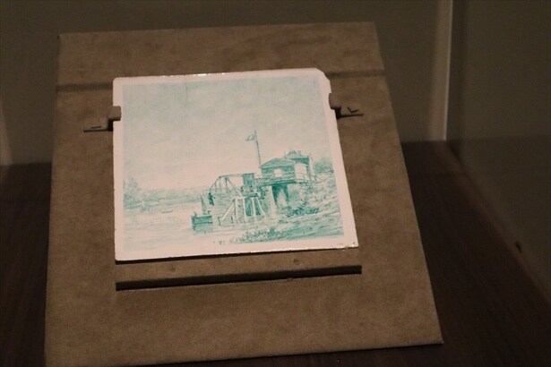 カミーユ・ピサロ《タイル「船着場」》