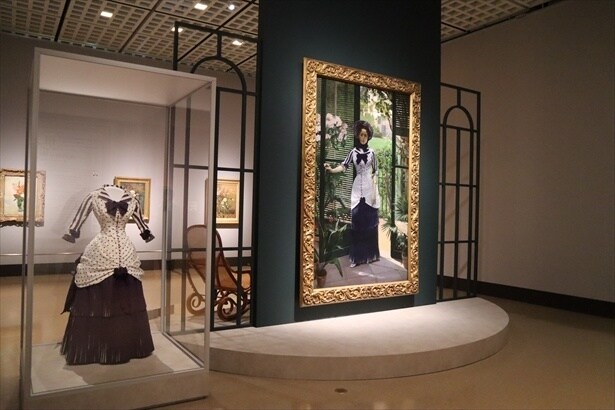 アルベール・バルトロメ《温室の中で》と並んで展示された《アルベール・バルトロメ夫人のドレス》