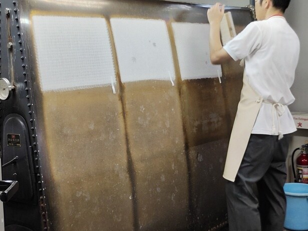 すいた紙がここに貼られていく