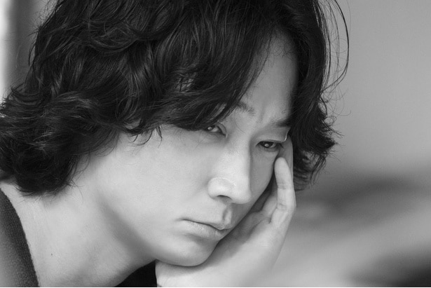 【画像】“⽬は⼝ほどにものを⾔う”を体現した綾野剛の瞳にも要注⽬