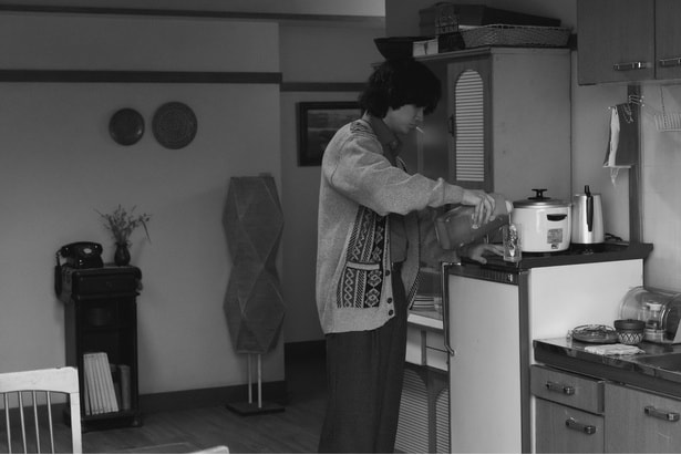 1960年代という時代設定にリアリティを与える、昭和レトロな美術セット