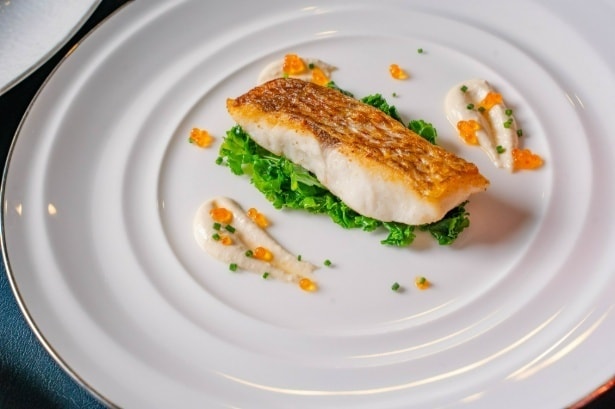 真鯛のオーブン焼き 軽やかなシャンパンソース(ディナーコースのみ)