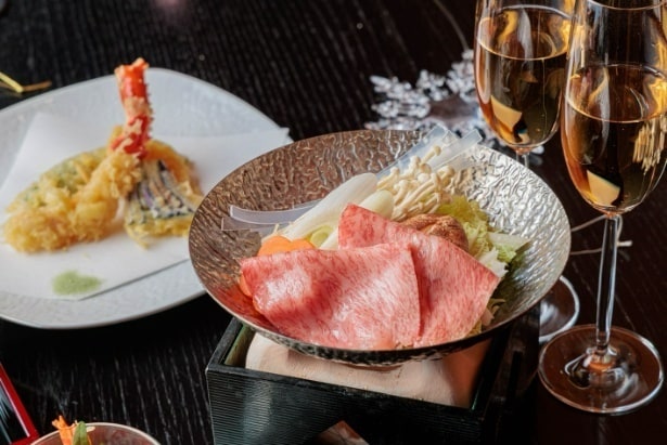 抹茶塩で味わうタラバガニ天麩羅と国産和牛のすき焼き