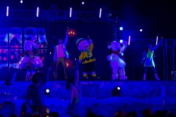 キャンドルを持ったみんなと一緒に、ゲストもスマホのライトなどを掲げよう