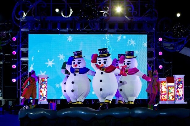 スノーマンたちは色違いのマントがおしゃれ