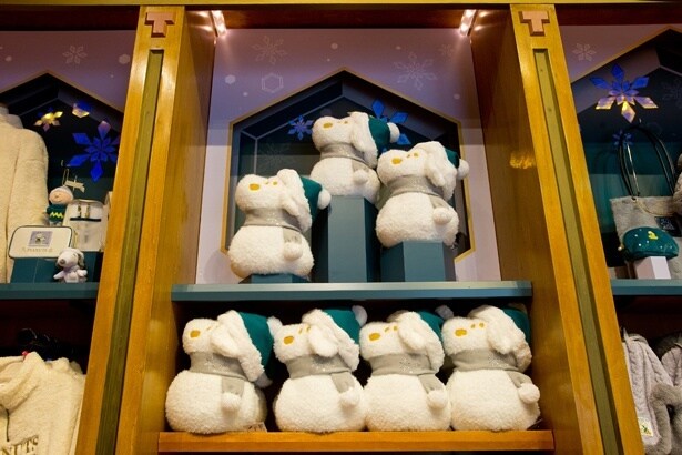 雪だるまに変身したスヌーピーは、左右に穴が空いていて手を入れられる