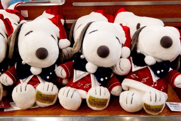  聖歌隊の一員になったスヌーピーがキュートなぬいぐるみ