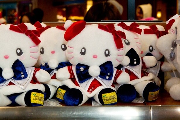 ベレー帽と大きなリボンがかわいい、ハローキティのぬいぐるみ