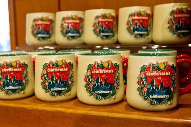 ホグワーツ城が描かれたカップはクリスマスカラーが印象的