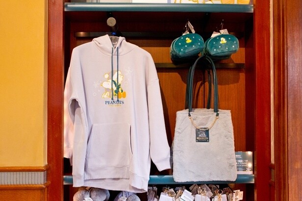 トートバッグやパーカにも冬じたくのスヌーピーたちが