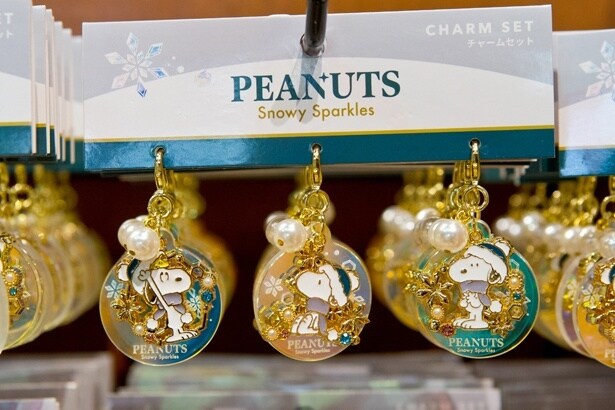 ビジューがきらめくラメチャームセット(3個)。大粒のパールがポイント