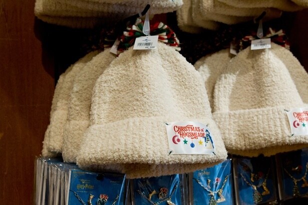 毛糸の帽子はポンポンがアクセント