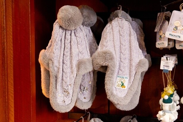 パールやビジューがかわいい、スヌーピーの帽子。もこもこ素材で冬のパークも快適に