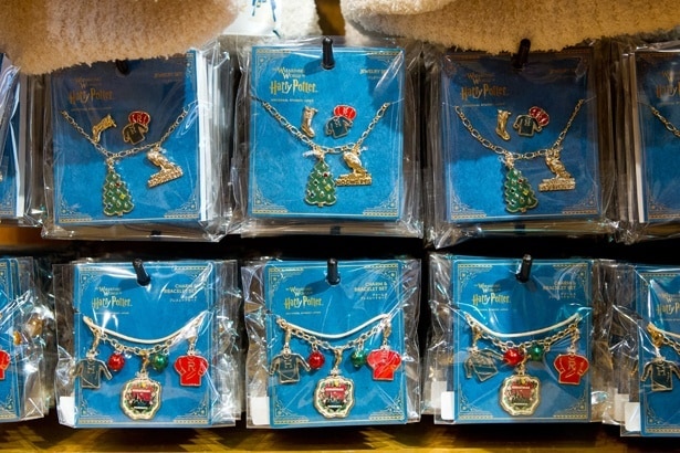 セーターやオーナメント、クリスマスツリーがキュートなジュエリーセット(上)、チャーム&ブレスレットセット(下)