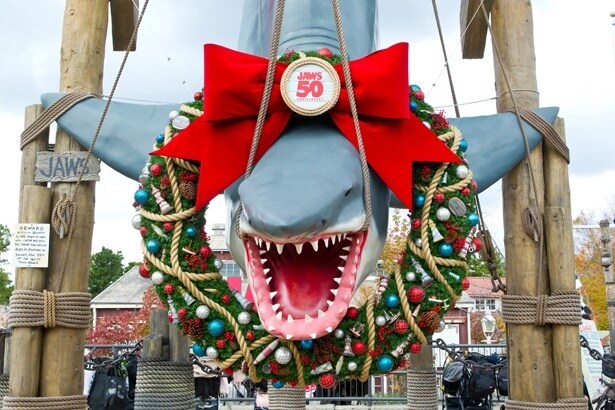 ハンギング・シャークもクリスマスバージョン。大きなリボンがかわいい！リースには灯台も飾られている