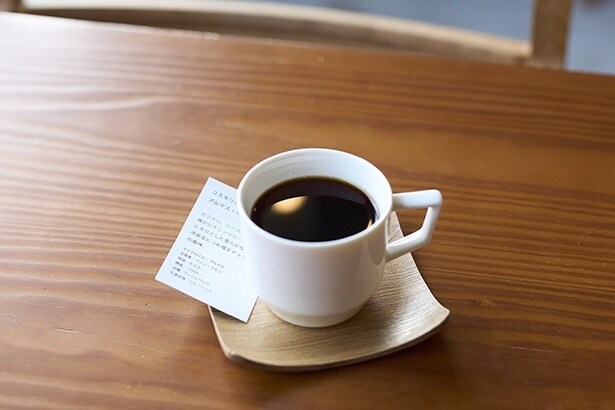 浅煎りと中深煎りの2種で提案する、コスタリカ・ブルマス693円。写真の中深煎りは、ナッティな香ばしさ、オレンジピールやカラメルの余韻がふっくらと香味が広がる
