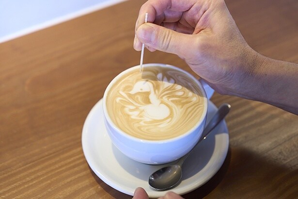 カフェラテ704円は、開業前に玉地さんが衝撃を受けた“見て楽しむコーヒー”の醍醐味を伝える看板メニュー