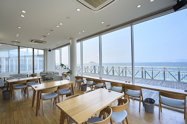 海の目の前にある「海と空のカフェ」は、瀬戸大橋を一望するビュースポット