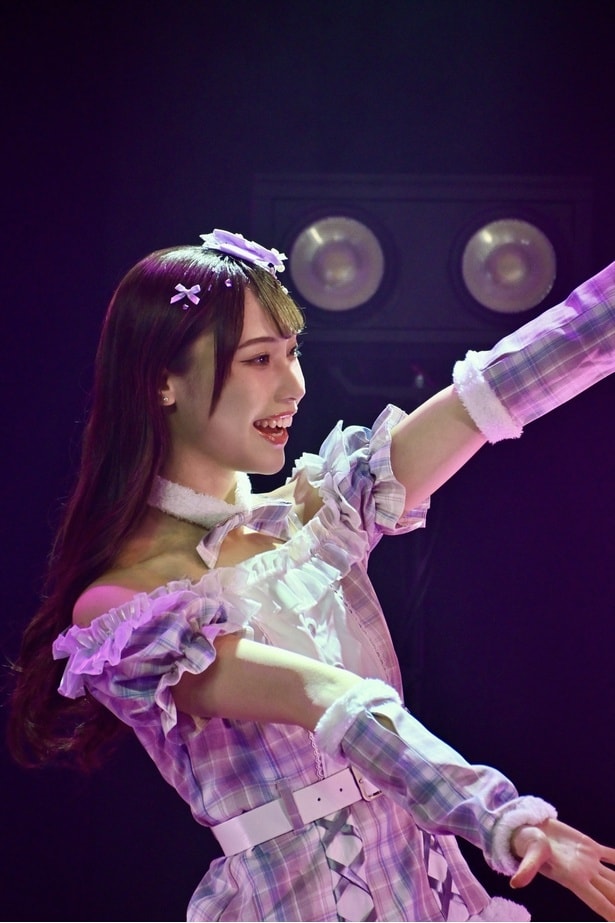 川越紗彩さんはホワイト×ラベンダーカラーのキラキラのアイドル衣装でステージに登場