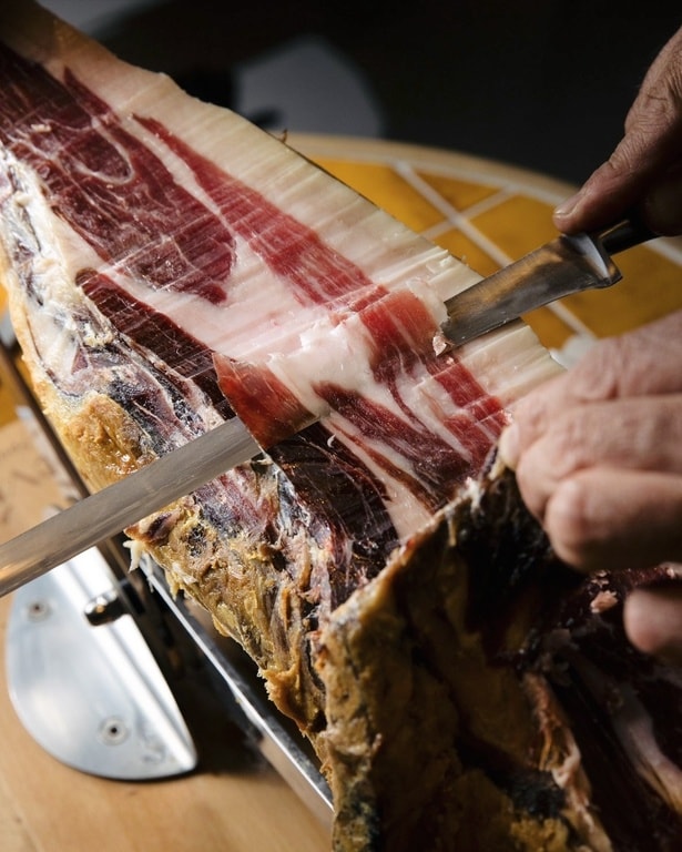 スペインではコルタドールといってハモンを切る仕事の資格もある