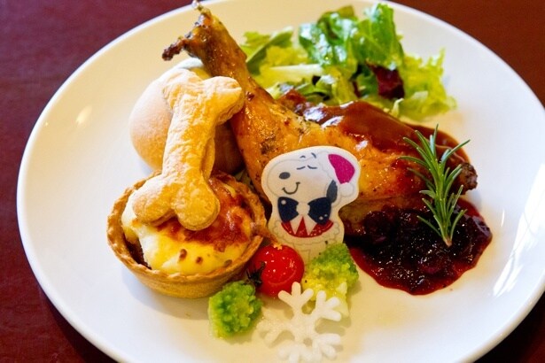 ローストチキン 〜デミグラス&ベリーソース〜。クリスマスらしい骨付きチキンを２種のソースで