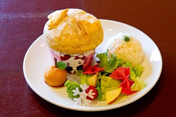 ポットパイ 〜ホタテとエビのチャウダー〜。パイを割る特別感もうれしい