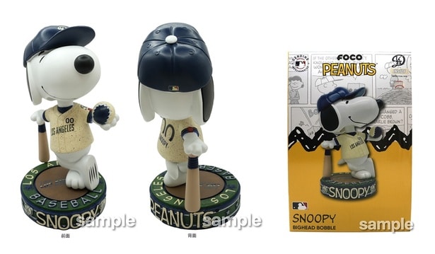 高さ約20センチの存在感。台座には「SNOOPY」「BASEBALL」のロゴ入り