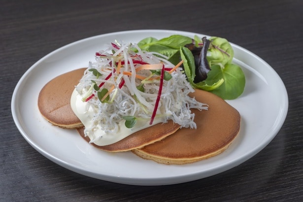 「文明堂カフェ」の「しらすパンケーキ」(1200円)