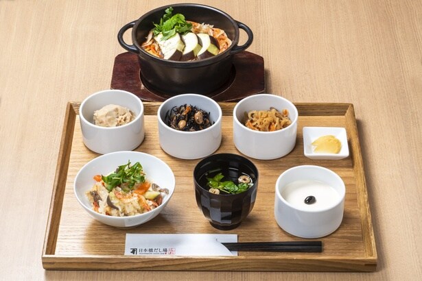 「日本橋だし場 はなれ」の「折戸なすと桜えびのだし炊き込み御膳」(ランチ2420円、ディナー3250円、ディナー単品1820円)