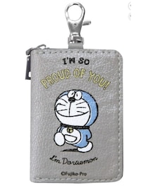 フェイクレザーに刻まれた限定ロゴ。毎日持ちたい、かわいいキーケース【ベーシックスタンダード】のドラえもんキーケースがAmazonに登場中‼