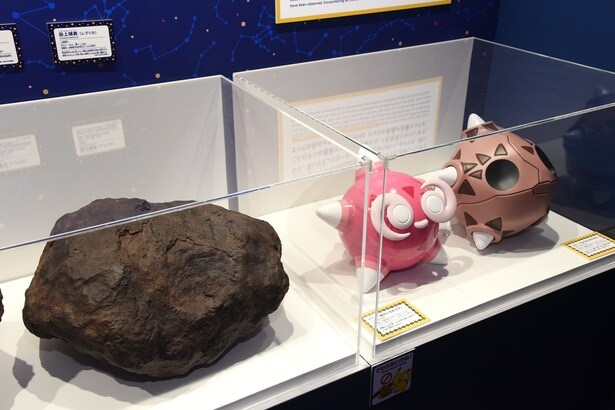 ながれぼしポケモンのメテノとともに隕石を展示
