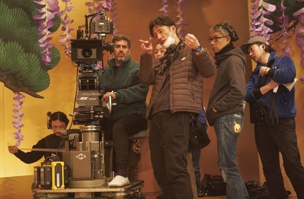 撮影現場での李相日監督とスタッフ陣。歌舞伎という極めて難しい題材に挑戦した